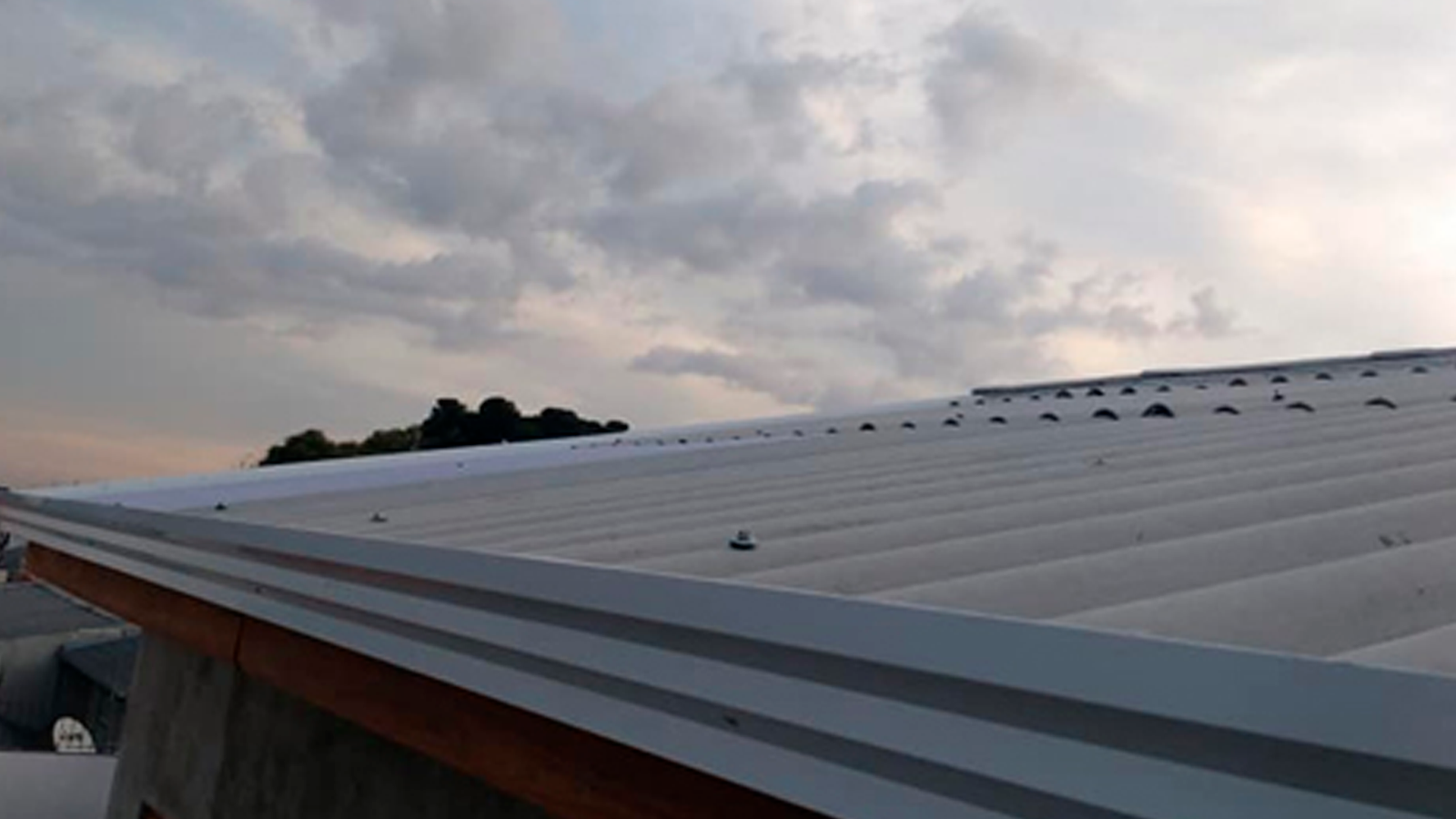 Instalação de calhas e rufos